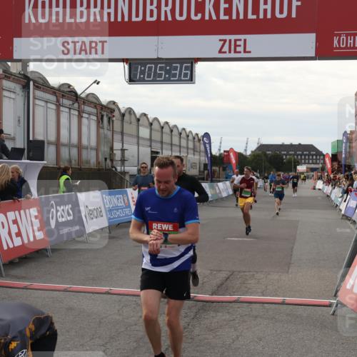 03.10.2025 - Köhlbrandbrückenlauf Julia Fischer http://msf.ph/oto/9028165 03.10.2025 16:05:36 Ziel 7031, 7151, 7213, 7241, 7394, 7546, 8099, 8199, 9127, 9299, 9317, 9475, 9499, 9669 meine-sportfotos.de