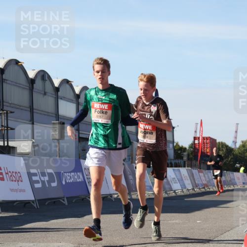 03.10.2025 - Köhlbrandbrückenlauf Luisa Fischer http://msf.ph/oto/9028168 03.10.2025 12:58:44 Ziel 4084, 4148, 4241, 5824, 6167 meine-sportfotos.de