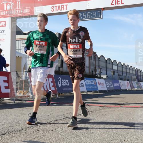 03.10.2025 - Köhlbrandbrückenlauf Luisa Fischer http://msf.ph/oto/9028194 03.10.2025 12:58:46 Ziel 4148, 4368, 5824, 6167 meine-sportfotos.de