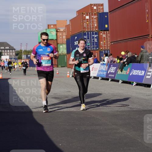 03.10.2025 - Köhlbrandbrückenlauf Michael Burmester http://msf.ph/oto/9028269 03.10.2025 10:32:30 Ziel 2085, 3076, 3077 meine-sportfotos.de