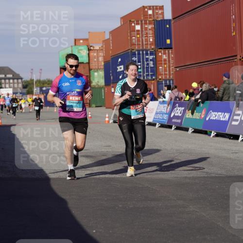 03.10.2025 - Köhlbrandbrückenlauf Michael Burmester http://msf.ph/oto/9028277 03.10.2025 10:32:30 Ziel 2085, 3076, 3077 meine-sportfotos.de