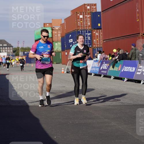 03.10.2025 - Köhlbrandbrückenlauf Michael Burmester http://msf.ph/oto/9028281 03.10.2025 10:32:30 Ziel 2085, 3076, 3077 meine-sportfotos.de