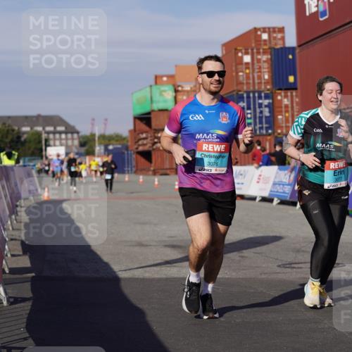 03.10.2025 - Köhlbrandbrückenlauf Michael Burmester http://msf.ph/oto/9028287 03.10.2025 10:32:31 Ziel 3076, 3077 meine-sportfotos.de