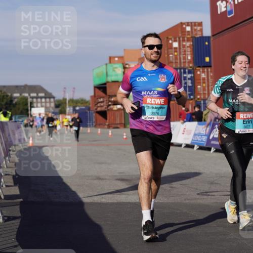 03.10.2025 - Köhlbrandbrückenlauf Michael Burmester http://msf.ph/oto/9028295 03.10.2025 10:32:31 Ziel 3076, 3077 meine-sportfotos.de