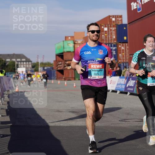 03.10.2025 - Köhlbrandbrückenlauf Michael Burmester http://msf.ph/oto/9028301 03.10.2025 10:32:31 Ziel 3076, 3077 meine-sportfotos.de