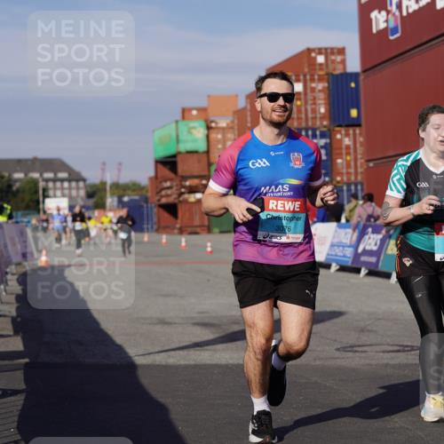 03.10.2025 - Köhlbrandbrückenlauf Michael Burmester http://msf.ph/oto/9028306 03.10.2025 10:32:31 Ziel 3076, 3077 meine-sportfotos.de