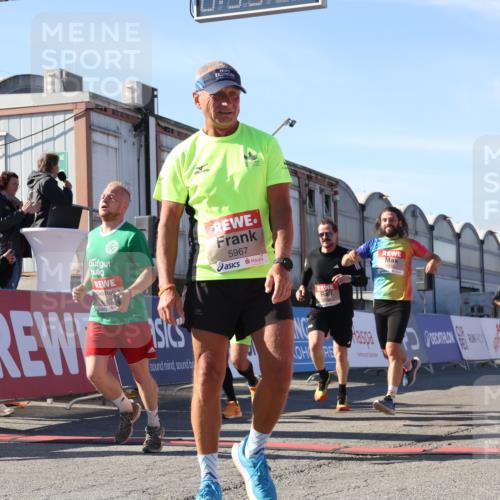 03.10.2025 - Köhlbrandbrückenlauf Luisa Fischer http://msf.ph/oto/9028308 03.10.2025 12:59:12 Ziel 4164, 4226, 4441, 5967, 6036, 6154, 6329, 6390, 6391, 6478, 6493 meine-sportfotos.de