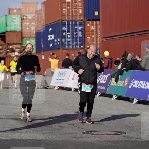 03.10.2025 - Köhlbrandbrückenlauf Michael Burmester http://msf.ph/oto/9028332 03.10.2025 10:32:43 Ziel 1625, 2149, 2297, 2646, 2871, 2872, 2874 meine-sportfotos.de