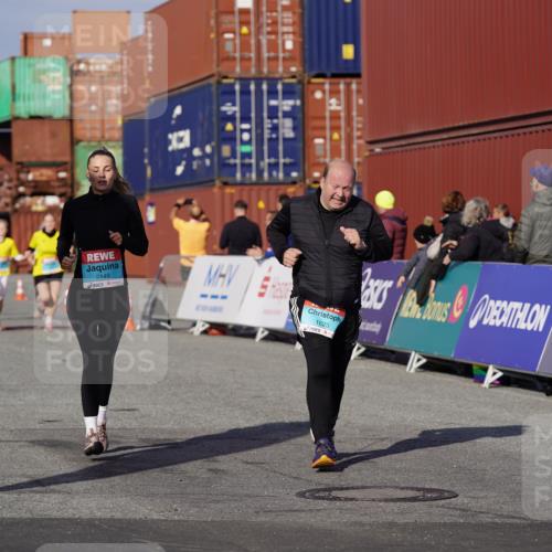 03.10.2025 - Köhlbrandbrückenlauf Michael Burmester http://msf.ph/oto/9028338 03.10.2025 10:32:43 Ziel 1625, 2149, 2297, 2646, 2871, 2872, 2874 meine-sportfotos.de