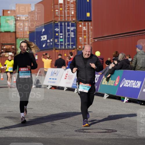 03.10.2025 - Köhlbrandbrückenlauf Michael Burmester http://msf.ph/oto/9028344 03.10.2025 10:32:43 Ziel 1625, 2149, 2297, 2646, 2871, 2872, 2874 meine-sportfotos.de