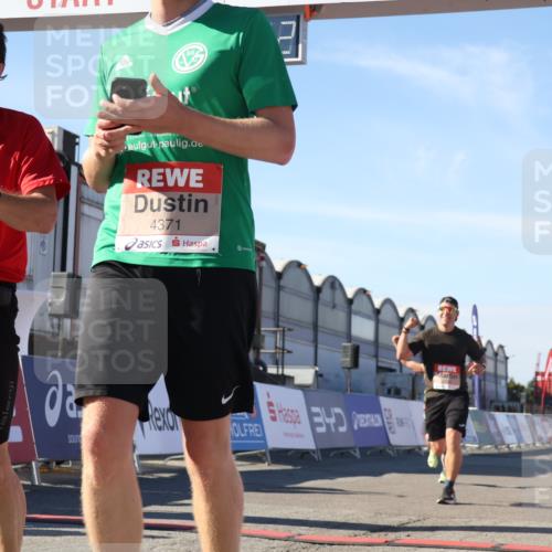 03.10.2025 - Köhlbrandbrückenlauf Luisa Fischer http://msf.ph/oto/9028367 03.10.2025 12:59:21 Ziel 4108, 4119, 4164, 4226, 4371, 4441, 4940, 6036, 6154, 6390, 6391, 6478, 6484, 6493, 6609 meine-sportfotos.de