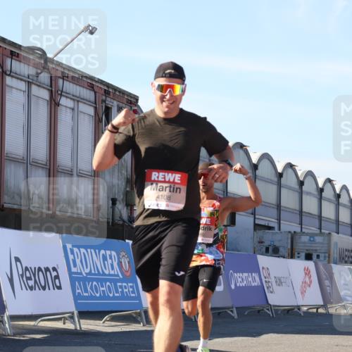 03.10.2025 - Köhlbrandbrückenlauf Luisa Fischer http://msf.ph/oto/9028382 03.10.2025 12:59:22 Ziel 4108, 4119, 4226, 4371, 4441, 4940, 6036, 6154, 6390, 6391, 6478, 6484, 6493, 6609 meine-sportfotos.de
