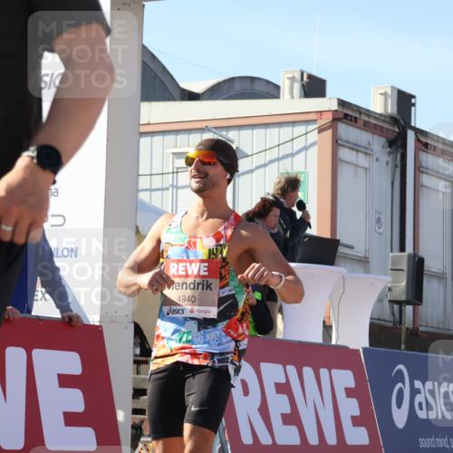 03.10.2025 - Köhlbrandbrückenlauf Luisa Fischer http://msf.ph/oto/9028403 03.10.2025 12:59:24 Ziel 4108, 4119, 4226, 4371, 4441, 4940, 6060, 6154, 6391, 6484, 6609 meine-sportfotos.de
