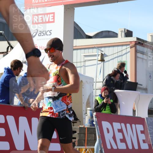 03.10.2025 - Köhlbrandbrückenlauf Luisa Fischer http://msf.ph/oto/9028406 03.10.2025 12:59:25 Ziel 4108, 4119, 4371, 4441, 4940, 6060, 6154, 6391, 6484, 6609 meine-sportfotos.de