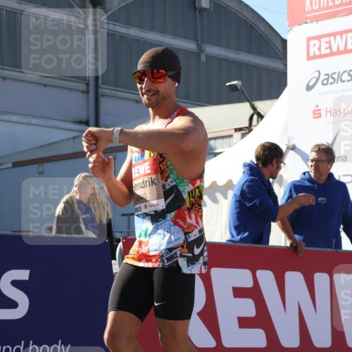 03.10.2025 - Köhlbrandbrückenlauf Luisa Fischer http://msf.ph/oto/9028415 03.10.2025 12:59:25 Ziel 4108, 4119, 4371, 4441, 4940, 6060, 6154, 6391, 6484, 6609 meine-sportfotos.de
