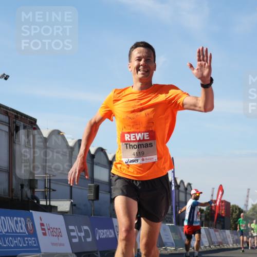 03.10.2025 - Köhlbrandbrückenlauf Luisa Fischer http://msf.ph/oto/9028420 03.10.2025 12:59:27 Ziel 4108, 4119, 4371, 4441, 4940, 6060, 6154, 6325, 6484, 6609 meine-sportfotos.de