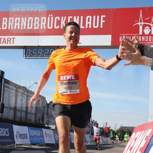 03.10.2025 - Köhlbrandbrückenlauf Luisa Fischer http://msf.ph/oto/9028428 03.10.2025 12:59:28 Ziel 4108, 4119, 4371, 4940, 6060, 6154, 6325, 6484, 6609 meine-sportfotos.de