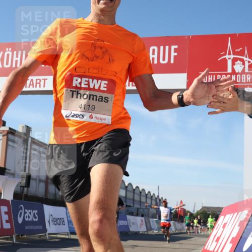 03.10.2025 - Köhlbrandbrückenlauf Luisa Fischer http://msf.ph/oto/9028431 03.10.2025 12:59:28 Ziel 4108, 4119, 4371, 4940, 6060, 6154, 6325, 6484, 6609 meine-sportfotos.de