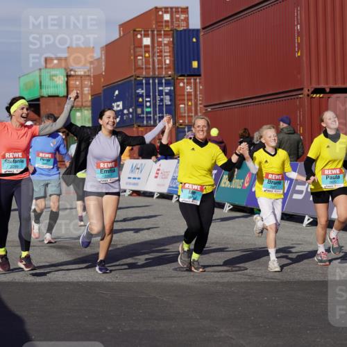 03.10.2025 - Köhlbrandbrückenlauf Michael Burmester http://msf.ph/oto/9028467 03.10.2025 10:32:50 Ziel 1851, 2297, 2299, 2550, 2553, 2619, 2646, 2871, 2872, 2874, 2875, 2894, 2895 meine-sportfotos.de