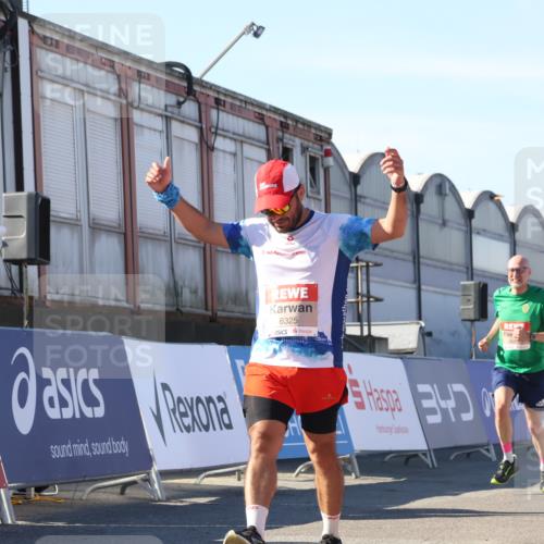 03.10.2025 - Köhlbrandbrückenlauf Luisa Fischer http://msf.ph/oto/9028471 03.10.2025 12:59:32 Ziel 4108, 4119, 4270, 4475, 4940, 6060, 6325, 6666 meine-sportfotos.de