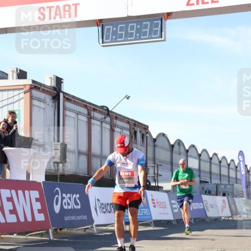 03.10.2025 - Köhlbrandbrückenlauf Luisa Fischer http://msf.ph/oto/9028472 03.10.2025 12:59:32 Ziel 4108, 4119, 4270, 4475, 4940, 6060, 6325, 6666 meine-sportfotos.de