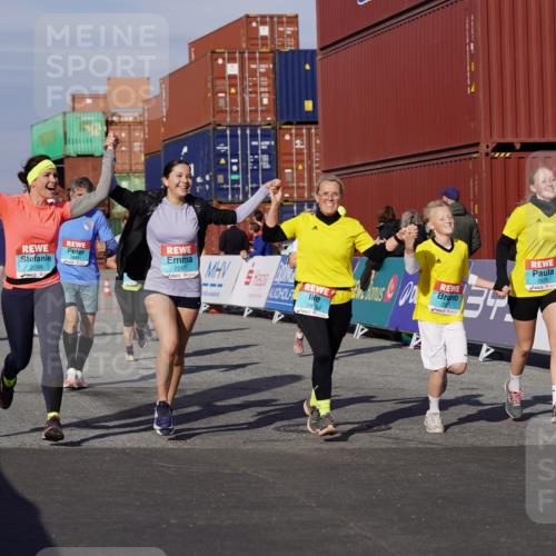 03.10.2025 - Köhlbrandbrückenlauf Michael Burmester http://msf.ph/oto/9028473 03.10.2025 10:32:50 Ziel 1851, 2297, 2299, 2550, 2553, 2619, 2646, 2871, 2872, 2874, 2875, 2894, 2895 meine-sportfotos.de