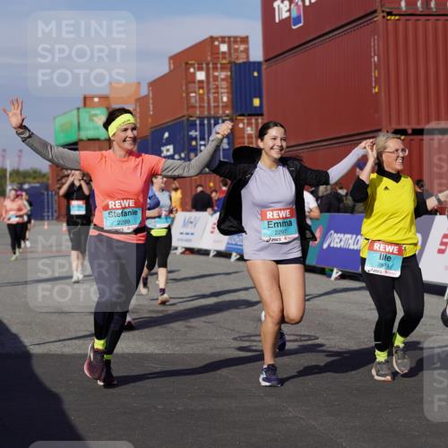 03.10.2025 - Köhlbrandbrückenlauf Michael Burmester http://msf.ph/oto/9028493 03.10.2025 10:32:51 Ziel 1851, 2297, 2299, 2550, 2553, 2619, 2646, 2871, 2872, 2874, 2875, 2894, 2895 meine-sportfotos.de