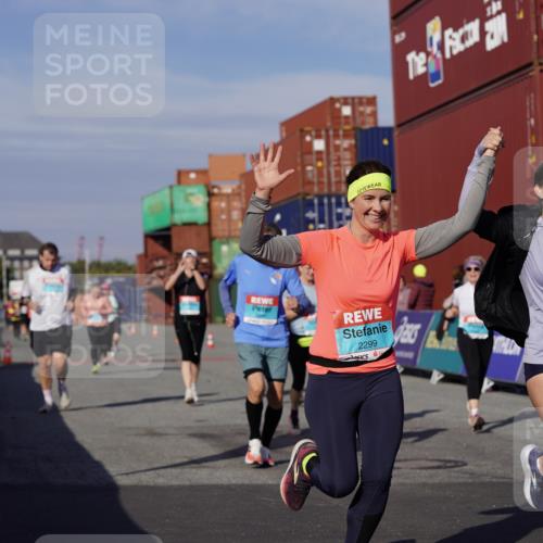 03.10.2025 - Köhlbrandbrückenlauf Michael Burmester http://msf.ph/oto/9028510 03.10.2025 10:32:52 Ziel 1851, 2297, 2299, 2359, 2550, 2553, 2619, 2646, 2871, 2872, 2874, 2875, 2894, 2895 meine-sportfotos.de