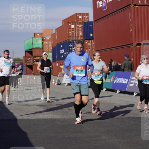 03.10.2025 - Köhlbrandbrückenlauf Michael Burmester http://msf.ph/oto/9028521 03.10.2025 10:32:53 Ziel 1851, 2297, 2299, 2359, 2550, 2553, 2619, 2646, 2871, 2872, 2874, 2875, 2894, 2895 meine-sportfotos.de