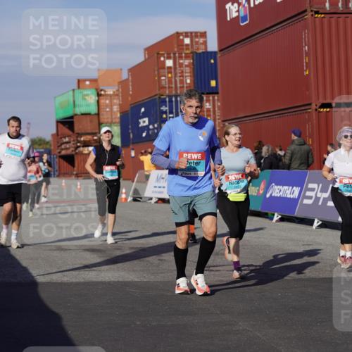 03.10.2025 - Köhlbrandbrückenlauf Michael Burmester http://msf.ph/oto/9028530 03.10.2025 10:32:53 Ziel 1851, 2297, 2299, 2359, 2550, 2553, 2619, 2646, 2871, 2872, 2874, 2875, 2894, 2895 meine-sportfotos.de
