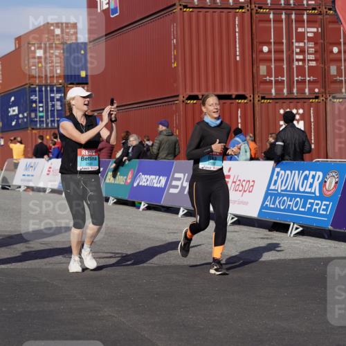 03.10.2025 - Köhlbrandbrückenlauf Michael Burmester http://msf.ph/oto/9028565 03.10.2025 10:32:55 Ziel 1851, 2297, 2299, 2359, 2550, 2553, 2576, 2619, 2631, 2646, 2871, 2872, 2874, 2875, 2894, 2895 meine-sportfotos.de