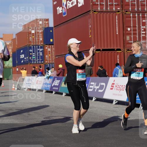 03.10.2025 - Köhlbrandbrückenlauf Michael Burmester http://msf.ph/oto/9028578 03.10.2025 10:32:56 Ziel 1851, 2299, 2359, 2550, 2553, 2576, 2619, 2631, 2875, 2894, 2895 meine-sportfotos.de