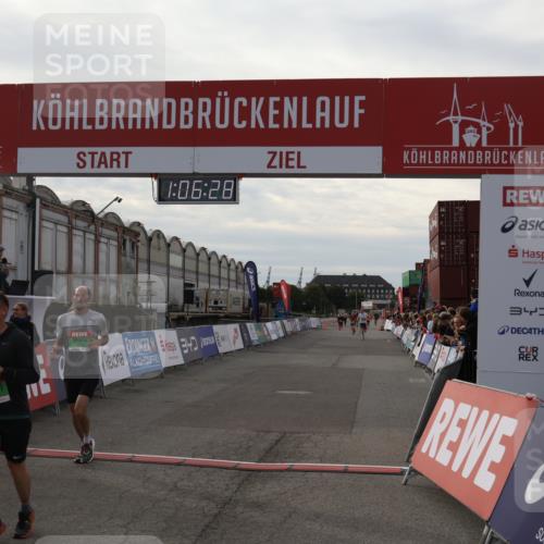 03.10.2025 - Köhlbrandbrückenlauf Julia Fischer http://msf.ph/oto/9028579 03.10.2025 16:06:29 Ziel 7576, 7601, 8802, 8803, 8804, 8805, 8991, 9483, 9572 meine-sportfotos.de