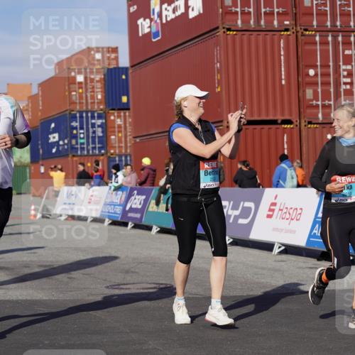 03.10.2025 - Köhlbrandbrückenlauf Michael Burmester http://msf.ph/oto/9028584 03.10.2025 10:32:56 Ziel 1851, 2299, 2359, 2550, 2553, 2576, 2619, 2631, 2875, 2894, 2895 meine-sportfotos.de