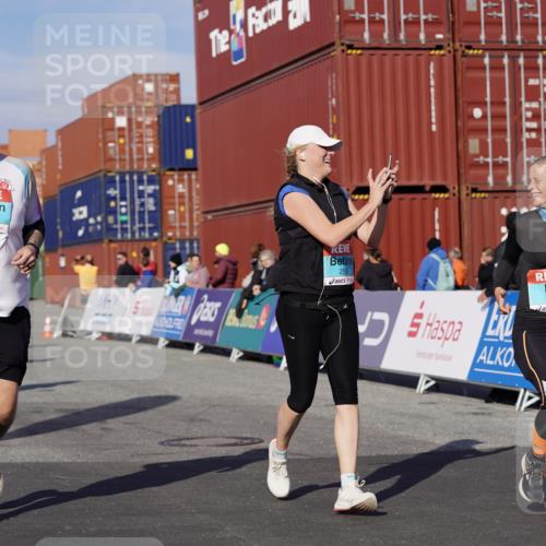 03.10.2025 - Köhlbrandbrückenlauf Michael Burmester http://msf.ph/oto/9028590 03.10.2025 10:32:56 Ziel 1851, 2299, 2359, 2550, 2553, 2576, 2619, 2631, 2875, 2894, 2895 meine-sportfotos.de