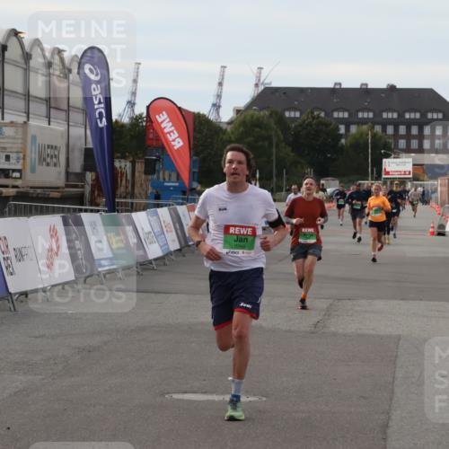 03.10.2025 - Köhlbrandbrückenlauf Julia Fischer http://msf.ph/oto/9028592 03.10.2025 16:06:38 Ziel 7623, 8860, 8880, 9572 meine-sportfotos.de