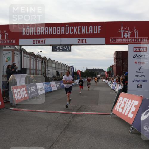 03.10.2025 - Köhlbrandbrückenlauf Julia Fischer http://msf.ph/oto/9028596 03.10.2025 16:06:40 Ziel 7623, 8860, 8880 meine-sportfotos.de