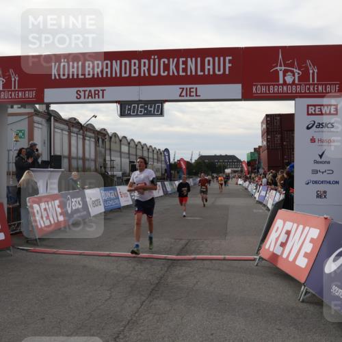 03.10.2025 - Köhlbrandbrückenlauf Julia Fischer http://msf.ph/oto/9028601 03.10.2025 16:06:40 Ziel 7623, 8860, 8880 meine-sportfotos.de