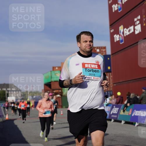 03.10.2025 - Köhlbrandbrückenlauf Michael Burmester http://msf.ph/oto/9028603 03.10.2025 10:32:57 Ziel 1851, 2359, 2550, 2553, 2576, 2619, 2631, 2894, 2895 meine-sportfotos.de