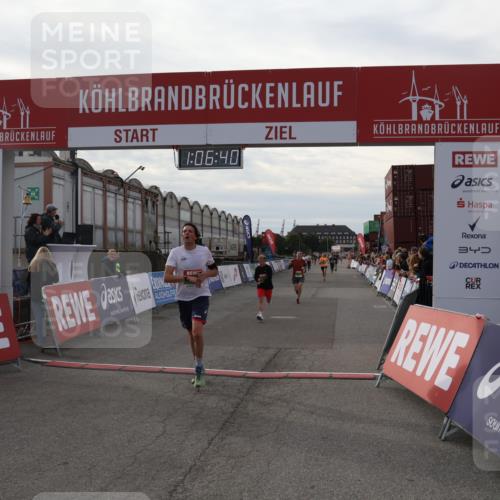 03.10.2025 - Köhlbrandbrückenlauf Julia Fischer http://msf.ph/oto/9028606 03.10.2025 16:06:41 Ziel 7623, 8860, 8880, 8965 meine-sportfotos.de