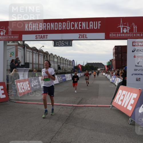 03.10.2025 - Köhlbrandbrückenlauf Julia Fischer http://msf.ph/oto/9028610 03.10.2025 16:06:41 Ziel 7623, 8860, 8880, 8965 meine-sportfotos.de