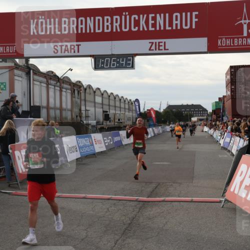 03.10.2025 - Köhlbrandbrückenlauf Julia Fischer http://msf.ph/oto/9028627 03.10.2025 16:06:43 Ziel 7623, 8860, 8880, 8965 meine-sportfotos.de
