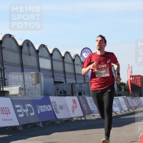 03.10.2025 - Köhlbrandbrückenlauf Luisa Fischer http://msf.ph/oto/9028633 03.10.2025 12:59:54 Ziel 4074, 4554, 6142, 6254, 6601 meine-sportfotos.de