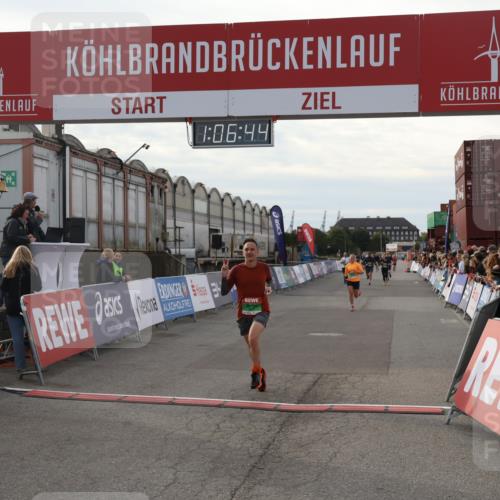 03.10.2025 - Köhlbrandbrückenlauf Julia Fischer http://msf.ph/oto/9028635 03.10.2025 16:06:44 Ziel 7623, 8860, 8880, 8965 meine-sportfotos.de