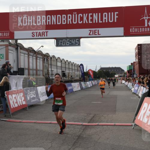 03.10.2025 - Köhlbrandbrückenlauf Julia Fischer http://msf.ph/oto/9028638 03.10.2025 16:06:45 Ziel 7623, 8860, 8880, 8965 meine-sportfotos.de