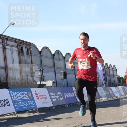 03.10.2025 - Köhlbrandbrückenlauf Luisa Fischer http://msf.ph/oto/9028640 03.10.2025 12:59:54 Ziel 4074, 4554, 6142, 6254, 6601 meine-sportfotos.de