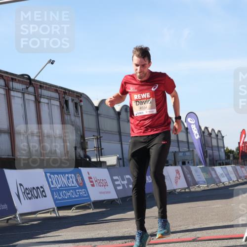 03.10.2025 - Köhlbrandbrückenlauf Luisa Fischer http://msf.ph/oto/9028642 03.10.2025 12:59:55 Ziel 4074, 4554, 6142, 6254, 6601 meine-sportfotos.de