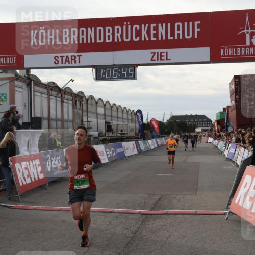 03.10.2025 - Köhlbrandbrückenlauf Julia Fischer http://msf.ph/oto/9028643 03.10.2025 16:06:45 Ziel 7623, 8860, 8880, 8965 meine-sportfotos.de