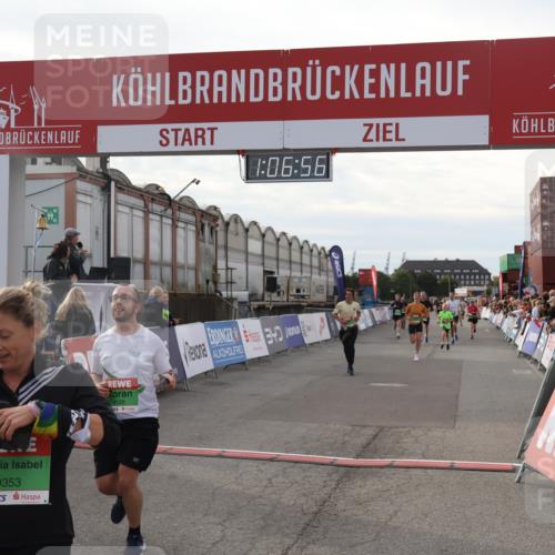 03.10.2025 - Köhlbrandbrückenlauf Julia Fischer http://msf.ph/oto/9028742 03.10.2025 16:06:56 Ziel 7263, 8848, 8866, 8965, 8967, 9128, 9353, 9354, 9416, 9417 meine-sportfotos.de
