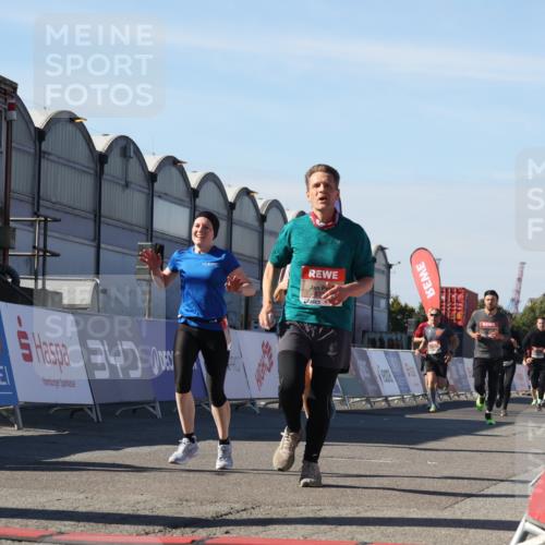 03.10.2025 - Köhlbrandbrückenlauf Luisa Fischer http://msf.ph/oto/9028871 03.10.2025 13:00:25 Ziel 4163, 4172, 4250, 4275, 6236, 6490, 6707, 6714, 6760 meine-sportfotos.de